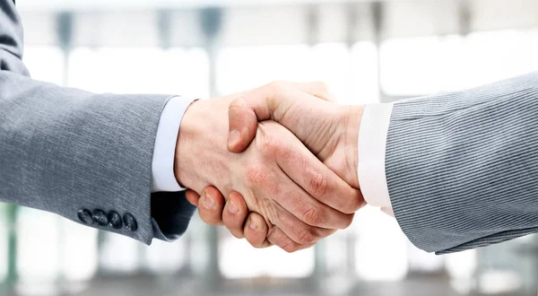 Empresário apertando as mãos para selar um acordo com seu parceiro — Fotografia de Stock