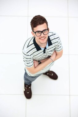 Her gün kazanan. Mutlu genç adamın pozitifliği ifade Üstten Görünüm