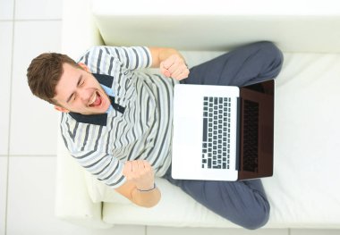 adam kanepede dizüstü bilgisayar ile rahatlatıcı