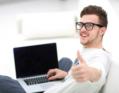 adam kanepede dizüstü bilgisayar ile rahatlatıcı