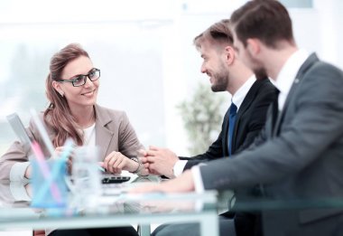 İş görüşmesi. Güzel iş kadını üzerinde odaklanmak