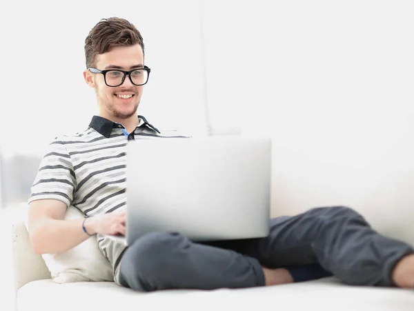 Człowiek na kanapie z laptopem — Zdjęcie stockowe