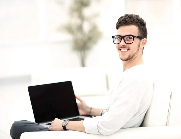 Homme relaxant sur canapé avec ordinateur portable — Photo