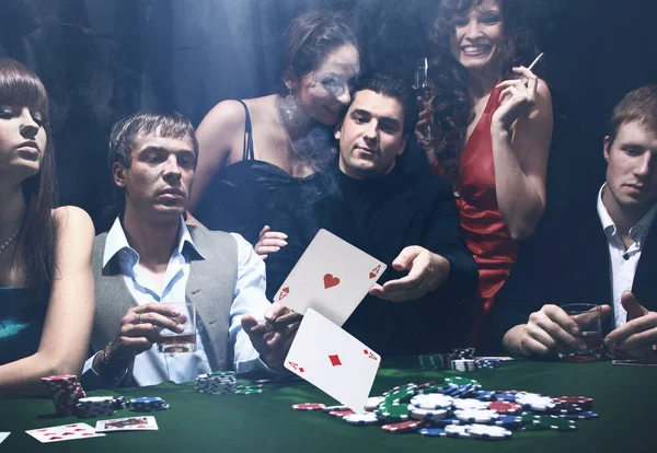 Pokerspieler sitzen an einem Tisch in einem Casino — Stockfoto