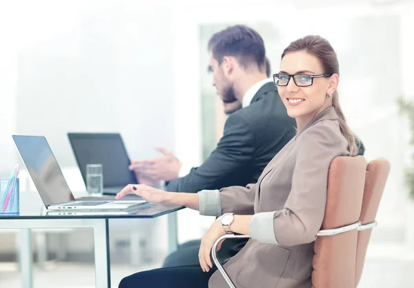 Gruppo di lavoro di successo che lavora in ufficio — Foto Stock