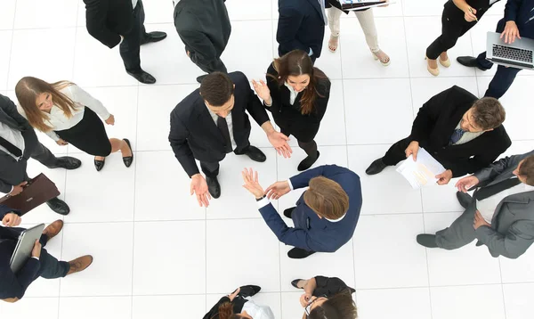 Vista elevada de un gran grupo de empresarios multiétnicos hablan — Foto de Stock