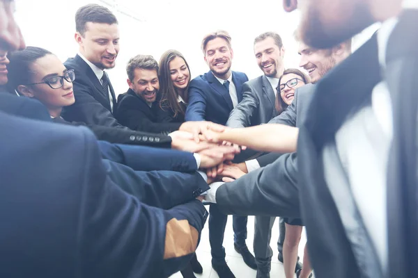 Groot business team toont eenheid met hun handen bij elkaar — Stockfoto