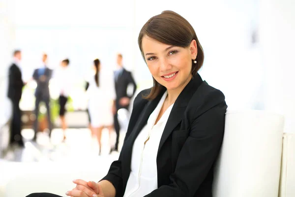 Femme d'affaires dans le bureau — Photo