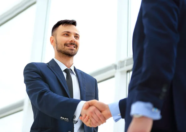 Handshake podnikatelé v úřadu — Stock fotografie