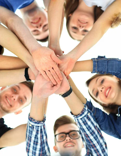 Grupo de adolescentes sorridentes com as mãos em cima uns dos outros — Fotografia de Stock