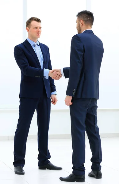 办公室里的两个商人的握手 — 图库照片