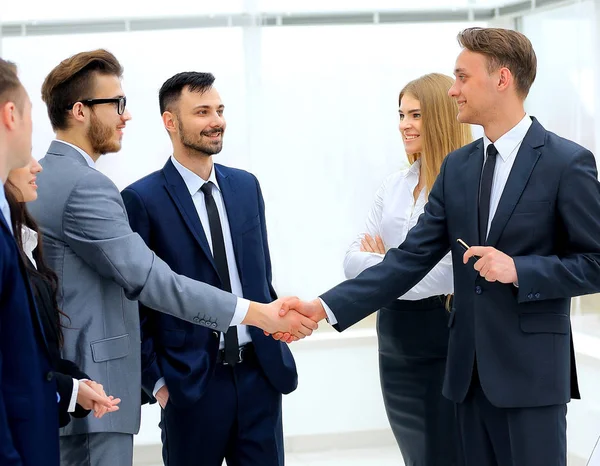 Homens de negócios handshaking após a apresentação — Fotografia de Stock