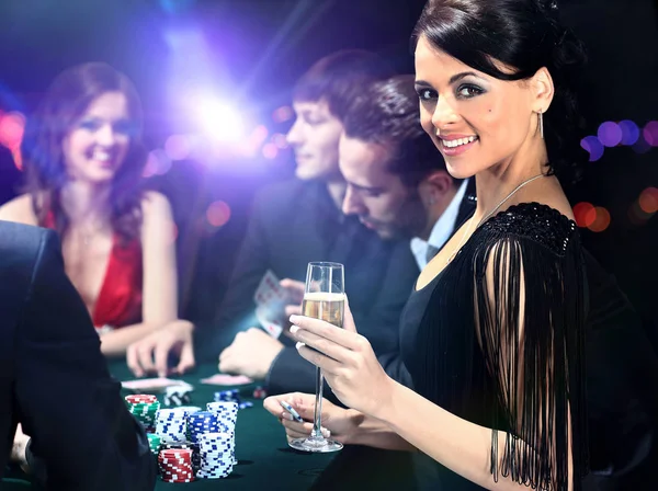 Pokerspelare som sitter i casino — Stockfoto