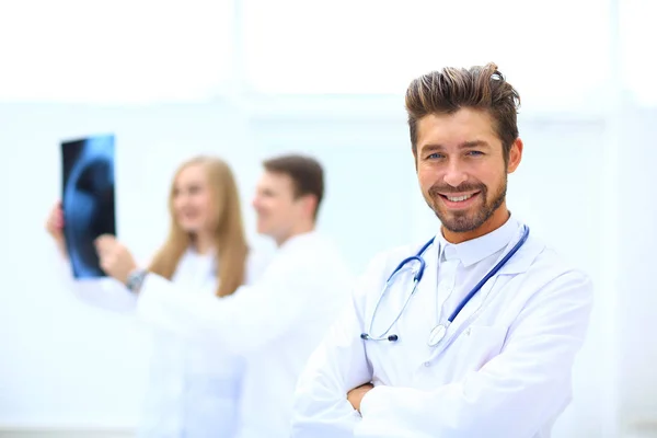 Retrato do médico que trabalha na estação de enfermeiros — Fotografia de Stock