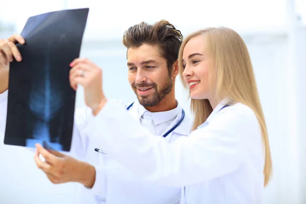 Concepto médico y radiológico - dos doctores mirando la radiografía — Foto de Stock