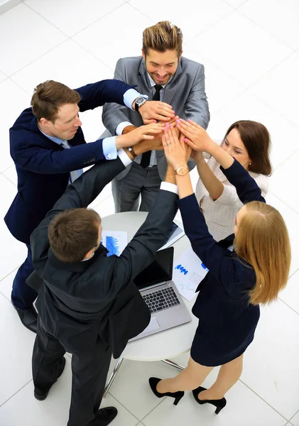Группа деловых людей празднует свою командную работу с высоким — стоковое фото