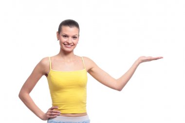 Gülümseyen kadın açık el hurma ile kopya alanı ürün için gösterilen