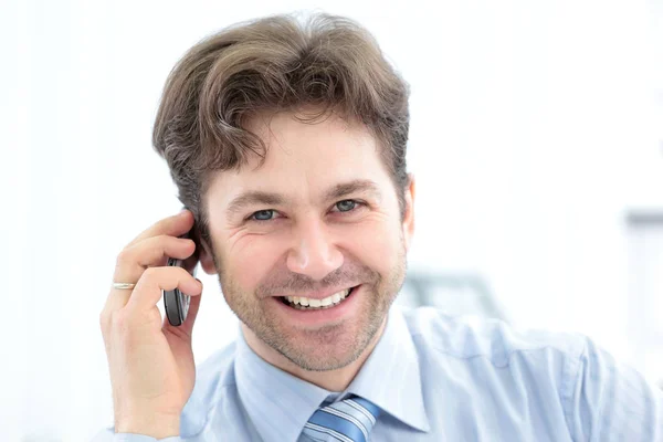 Retrato de um belo empresário chamando — Fotografia de Stock