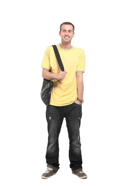 Adolescente sorridente com uma mochila em pé sobre fundo branco — Fotografia de Stock