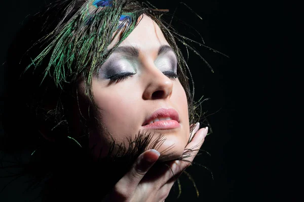 Retrato de mujer joven con plumas de pavo real — Foto de Stock