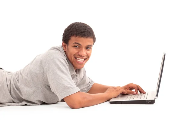 Šťastný muž pracující na notebooku — Stock fotografie