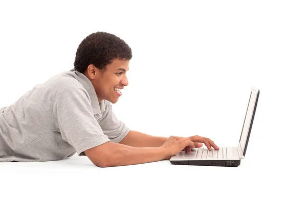Homem feliz trabalhando no laptop — Fotografia de Stock