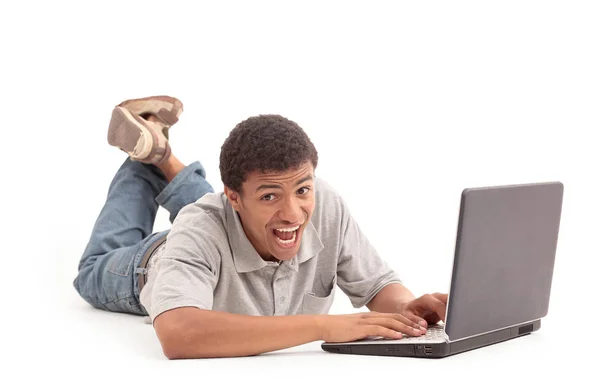 Jovem afro-americano trabalhando no laptop. — Fotografia de Stock