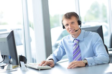 kulaklık kullanarak callcenter çalışma mutlu genç adam