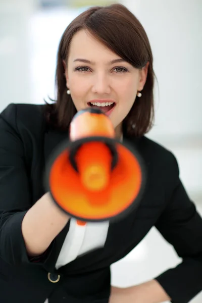Bella donna d'affari che utilizza un megafono per urlare — Foto Stock