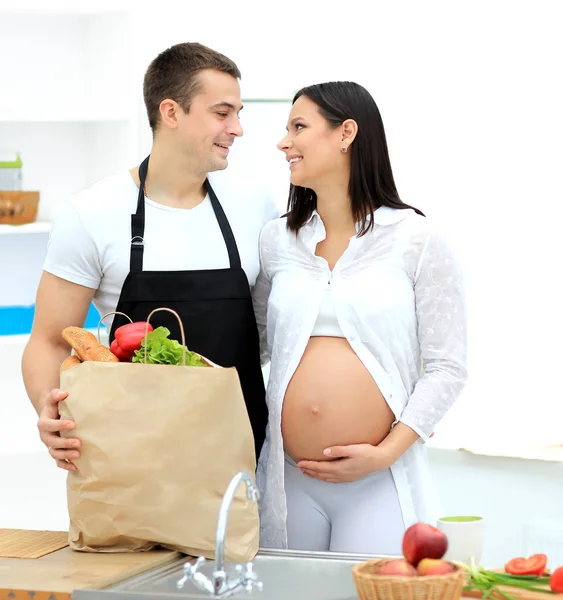 Hamile kadın ve kocası mutfakta. — Stok fotoğraf