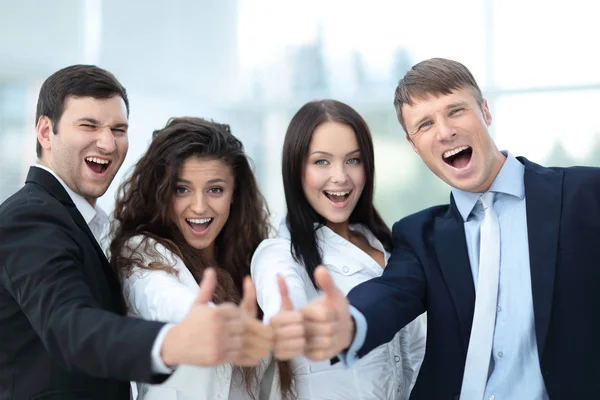 Succesvolle zakenmensen die op zoek gelukkig en vol vertrouwen. — Stockfoto