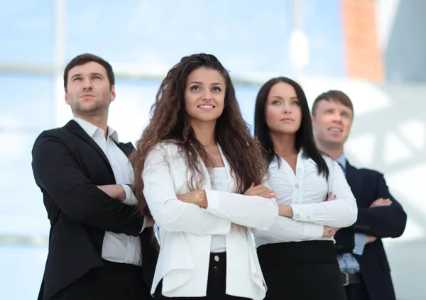 Grupp framgångsrika affärsmän ser självsäkra ut — Stockfoto