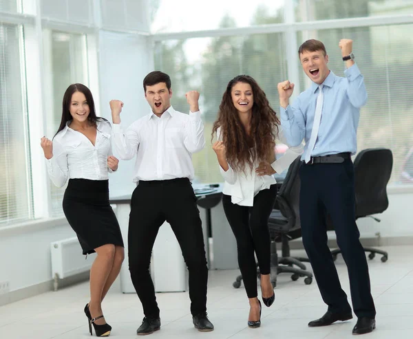 Framgångsrika och självsäker business-team som firar win — Stockfoto