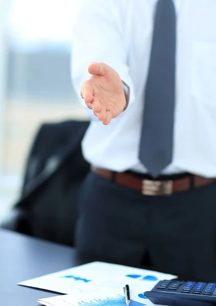 Un hombre de negocios con la mano abierta listo para cerrar un trato —  Fotos de Stock