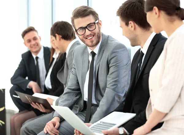 Gente de negocios feliz hablando en la reunión en la oficina —  Fotos de Stock