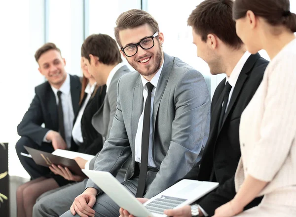 Gente de negocios feliz hablando en la reunión en la oficina — Foto de Stock