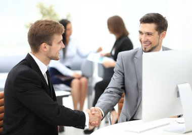 İş adamları el sıkışıyor, toplantıyı bitiriyor.