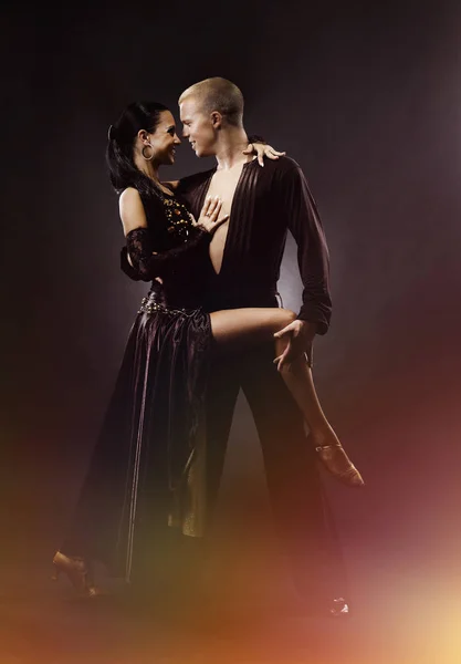 Tanzendes junges Paar auf schwarzem Hintergrund. — Stockfoto
