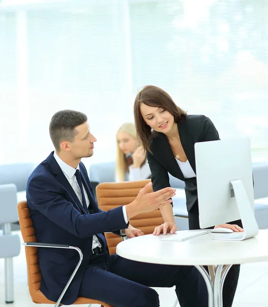 Imagen de dos jóvenes empresarios utilizando ordenador en la reunión — Foto de Stock