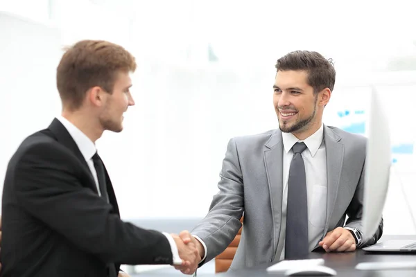 Socios de negocios felices estrechando la mano en una oficina — Foto de Stock