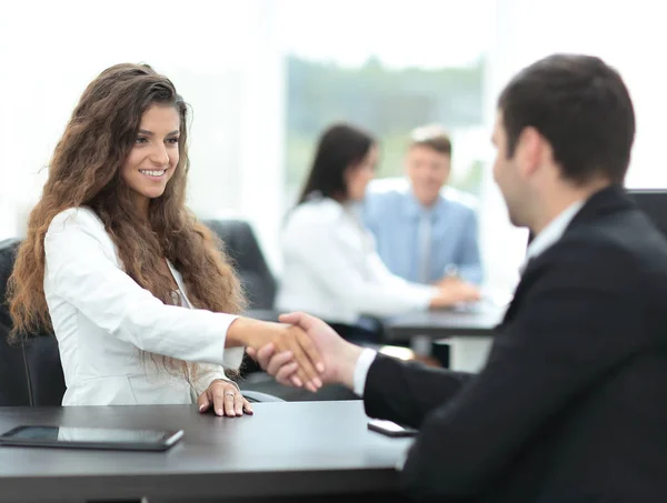 Zakenmensen schudden elkaar de hand, ronden een vergadering af — Stockfoto