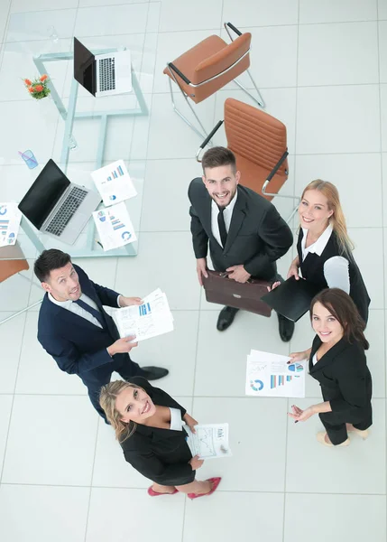 Business-team är på kontoret. Utsikt från toppen — Stockfoto