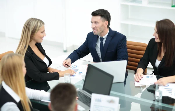 Manajer perusahaan mengadakan rapat kerja sebelum bisnis — Stok Foto