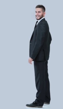 Tam uzunlukta kameraya bakarak ve ayakta iş adamı gülümseyen