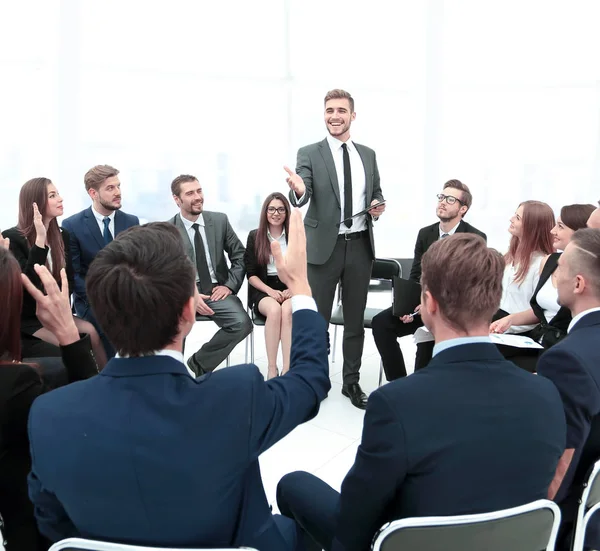 Grupo empresarial saluda a líder con aplausos y sonrisas — Foto de Stock