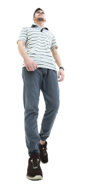 Alt görünümü gülümseyen genç casual adam yürümeye, üzerinde beyaz bir ba