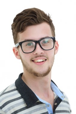 Beyaz arka plan üzerinde çekici bir genç adam portresi yakın çekim