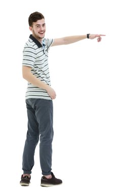 Genç adam bir şey üzerinde beyaz izole parmağıyla işaret