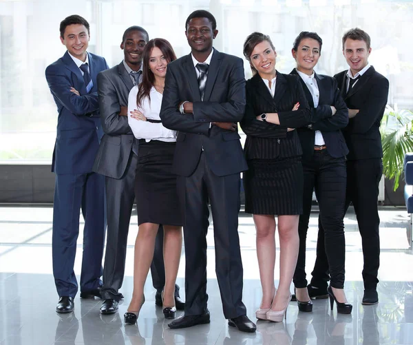 Multiracial equipo de negocios personas grupo sonriendo a la cámara . —  Fotos de Stock