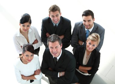 Bir grup başarılı iş adamı kendinden emin görünüyorlar.